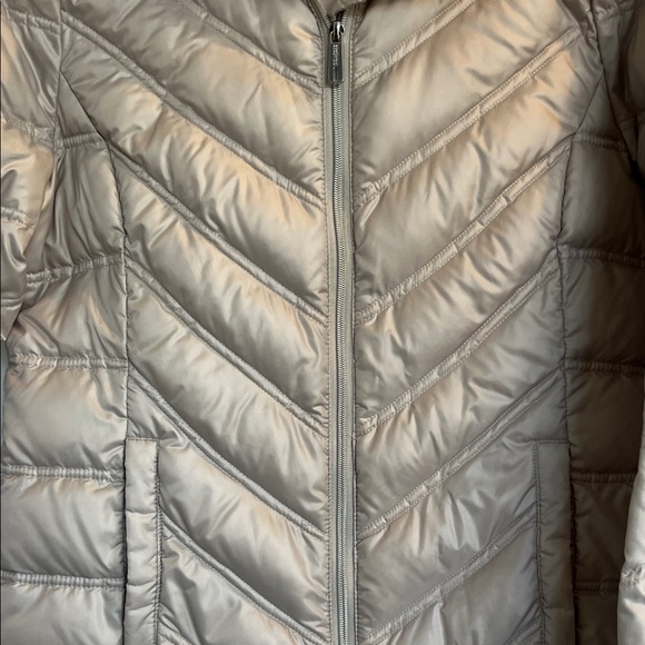 Kenneth Cole Women's Beige Lightweight Puffer Coat Size Medium - Picture 3 of 4